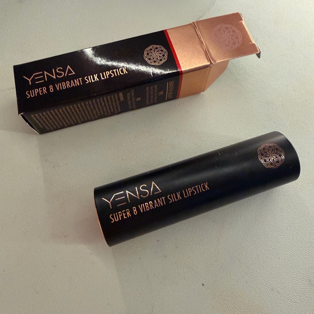 YENSA Super 8 Vibrant Silk Lipstick - shade captivate brand new with box